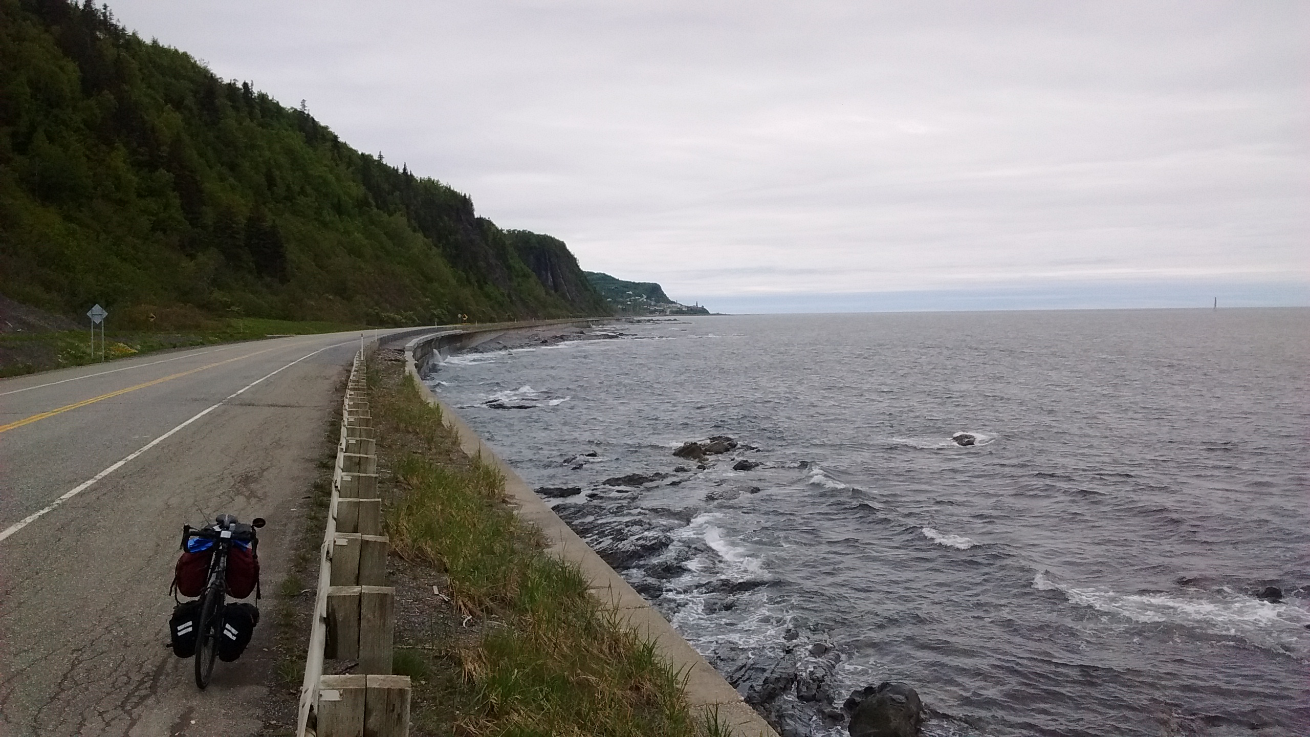 Route sinueuse sur le bord de l'eau, en Gaspésie.